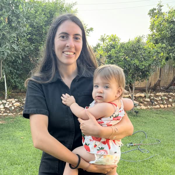 לירון עם תינוקת על הידיים